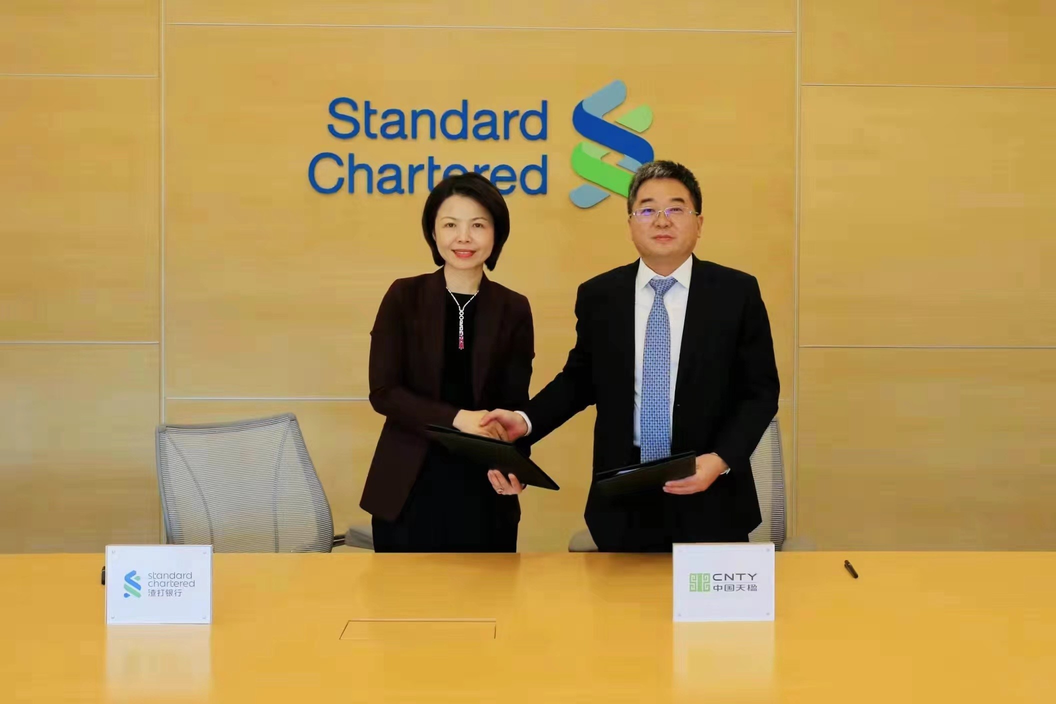 渣打中國副行長魯靜和中國天楹董事長嚴圣軍代表雙方簽訂協議
