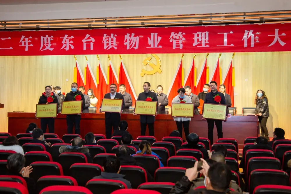 東臺楹環總經理許建軍（左三）代表公司上臺領獎