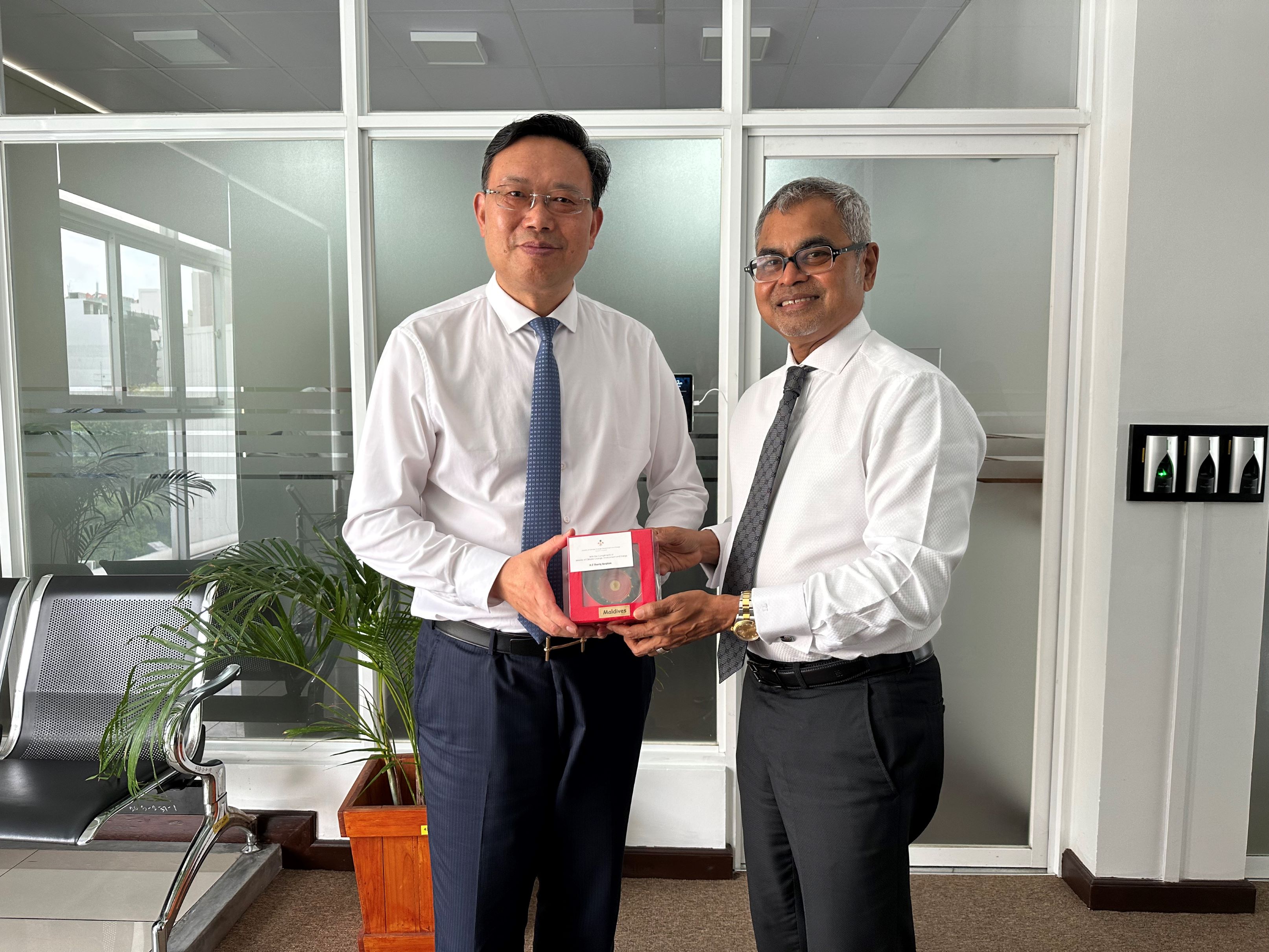 總裁曹德標(左)與環境部長易卜拉欣(右)-s