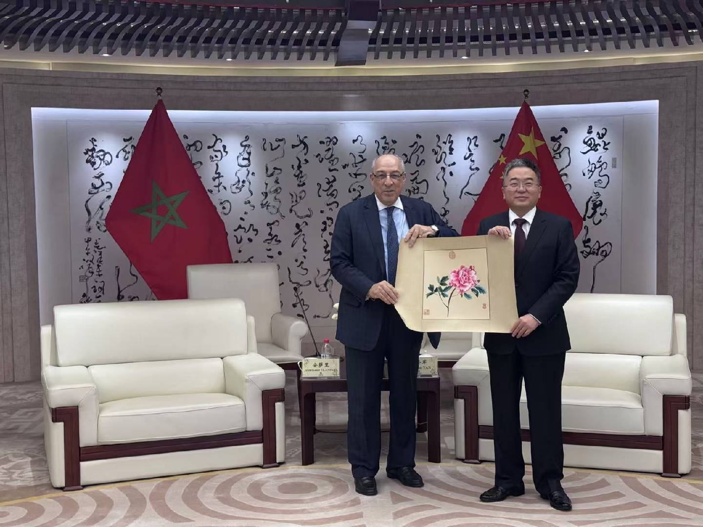 嚴(yán)圣軍董事長(zhǎng)(右)與安薩里大使(左)