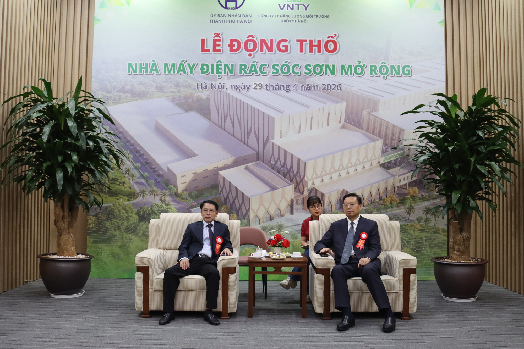 越南黨中央委員、河內(nèi)市委常務(wù)副書記阮仲東與總裁曹德標(biāo)交流s